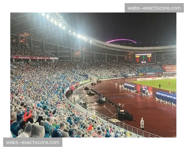 特写：浙江队主场雨中绝杀青岛海牛，球迷看台掀起巨幅Tifo