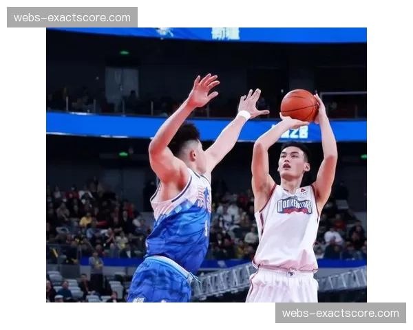 半场战报：新疆领先广州15分，齐麟命中4记三分