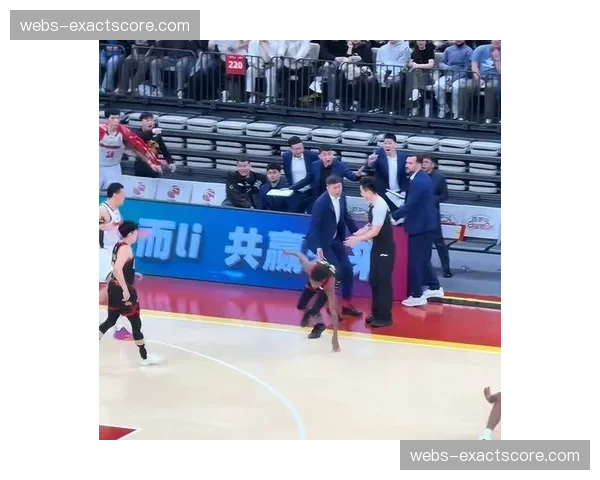 更衣室通道：双方球员激烈交换意见，裁判组介入平息事态