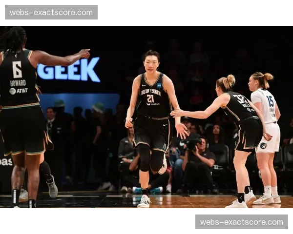 韩旭赛后与队友击掌：纽约自由人更衣室的团队氛围